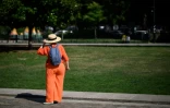 Une femme protégée du soleil par un chapeau, le 19 juin 2025 à Nantes 