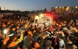 Une ambulance transporte les corps de secouristes tués le 23 mars à Rafah dans le sud de Gaza, vers le complexe médical Nasser à Khan Younès (sud), le 30 mars 2025.
