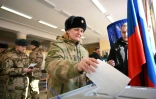 Dans un bureau de vote à Moscou pour l'élection présidentielle russe, le 15 mars 2024