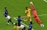 Le gardien et capitaine de l'équipe de France, Hugo Lloris (d) capture le ballon lors du match contre l'Australie au Mondial, le 16 juin 2018 à Kazan