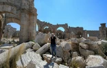 L'archéologue Micheline Kurdy, de l'Institut français du Proche-Orient (IFPO), visite les ruines de l'église Saint-Siméon, datant du Ve siècle, à une trentaine de kilomètres au nord-ouest d'Alep, dans le nord de la Syrie, le 18 juillet 2026