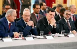 Le Premier ministre du gouvernement libyen internationalement reconnu, Fayez Al-Sarraj (C), et le maréchal Khalifa Haftar (G), l'homme fort de l'est libyen, le 29 mai à Paris lors d'une réunion sur la Libye