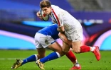 Le demi d'ouverture Matthieu Jalibert plaqué par le troisième ligne italien Braam Steyn lors du match de groupes de la Coupe des Nations, au Stade de France, le 28 novembre 2020