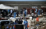 Des experts médicolégaux procèdent à l'identification de corps étendus au sol dans une morgue de fortune située dans le port de La Guaira, au Venezuela, le 29 juin 2026