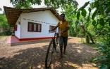W.D. Jayaratne, chef de l'association locale des agriculteurs, devant chez lui à Waturawela, le 28 mars 2025 au Sri Lanka