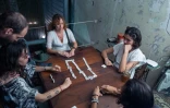 Des jeunes jouent aux dominos dans le bar El Bejuco Ă La Havane, le 26 septembre 2026