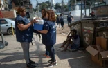 Une infirmière du Cabinet médical de rue prépare un vaccin contre le Covid-19 pour un sans-abri dans les environs de Rio de Janeiro, le 12 juillet 2023 au Brésil