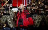 La chanteuse Madonna en concert à l'AccorHotels Arena, le 9 décembre 2015 à Paris