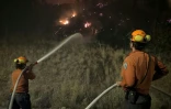 Des pompiers en lutte contre l'incendie de Bald Range, dans l'ouest du Canada le 7 août 2026 (photo diffusée par le Service des incendies de forêt de la province de Colombie-Britannique)