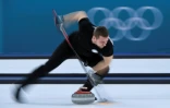Le Russe Alexander Krushelnitsky lors de l'épreuve du double mixte de curling aux Jeux de Pyeongchang, le 12 février 2018