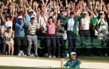 La joie du Nord-Irlandais Rory McIlroy, après avoir rentré un birdie depuis le bunker au 18e trou, lors du dernier tour du Masters, le 10 avril 2022 sur le parcours d'Augusta (Géorgie)