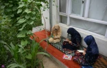 Des jeunes filles étudient dans une école clandestine, en Afghanistan, le 23 juillet 2022