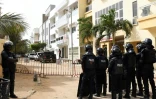 Des policiers devant le domicile du leader de l'opposition Ousmane Sonko, le 17 juin 2022 à Dakar, au Sénégal