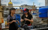 Alexandra Garcia et Sally Beltran participent à un cours de DJ réservé aux femmes, à La Havane le 30 mai 2022