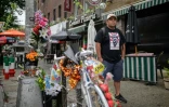 Un des fondateurs de Los "Deliveristas Unidos", le Guatémaltèque Gustavo Ajche, devant un mémorial à un jeune livreur tué dans une collision avec un bus, le 22 juin 2021 à New York