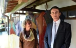 Le Premier ministre français Manuel Valls (d) visite l'exposition de l'artiste française Ysabel de Maisonneuve (g) dans le temple Anrakuji de Kyoto le 3 octobre 2015