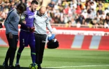 Le gardien de Monaco Danijel Subasic (c) blessé quitte le terrain lors de la défaite face à Saint-Etienne le 5 mai 2019