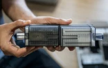 Un technicien montre un filtre pour concentrateur d’oxygène utilisé pendant l’épisode de brume (g) et un filtre neuf (d), dans un entrepôt de matériel médical à Kuala Lumpur, le 15 octobre 2026 en Malaisie