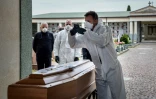 Au cimetière de Grassobbio en Italie,les proches des décédés ne peuvent dire adieu, le 23 mars 2020