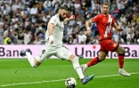 L'attaquant du Real Karim Benzema (g) ouvre la marque contre le Rayo Vallecano, le 24 mai 2023 à Madrid