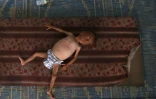 Mohammed al-Moutawaq, un garçon palestinien de 18 mois souffrant de problèmes médicaux et présentant des signes de malnutrition, est allongé sur un matelas dans une tente dans le camp d'Al-Chati, dans le nord de Gaza, le 24 juillet 2025
