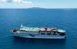 Photo aérienne prise le 30 mars 2026 du ferry Kalighat dans les eaux près de l'île Teressa, dans l'archipel indien des Andaman-et-Nicobar 
