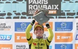 La Française Paulien Ferrand-Prévot brandit le trophée de Paris-Roubaix, le 12 avril 2025