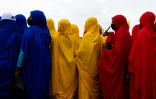 Des femmes attendent l'arrivée du général tchadien Mahamat Idriss Déby Itno, le 4 mai 2024 à Moundou