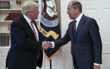 Photo délivrée par le ministère des affaires étrangères russe montrant la poignée de main entre Donald Trump et Sergei Lavrov, le 10 mai 2017 à la Maison-Blanche à Washington