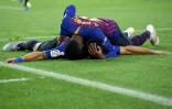 L'attaquant du FC Barcelone Luis Suarez félicité par son coéquipier Ousmane Dembélé après avoir inscrit un 3e but contre le Real Madrid, le 28 octobre 2018 au Camp Nou