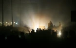 Des Palestiniens rassemblés à un point de distribution d'aide alimentaire dans le camp de réfugiés de Bureij, dans le centre de la bande de Gaza, le 9 juin 2025