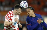 Duel aérien entre le milieu de terrain croate Ivan Perisic (g) et le défenseur néerlandais Virgil van Dijk, durant la demi-finale de Ligue des nations, le 14 juin à Rotterdam