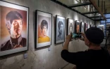 Des portraits de Bruce Lee exposés à Hong Kong, le 14 juillet 2023