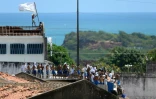 Un groupe de prisonniers déployant des drapeaux sur le toit délabré du plus grand centre pénitencier de l'État de Rio Grande do Norte, le 16 janvier 2017.