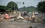 Les débris d'une barricade dans une rue de Yamoussoukro, le 4 novembre 2020 en Côte d'Ivoire