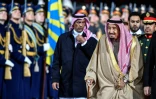 Le roi Salmane d'Arabie saoudite passe devant la garde d'honneur russe lors de son arrivée à l'aéroport de Moscou, le 4 octobre 2017