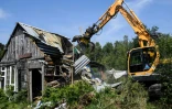 Destruction d'une cabane de la ZAD de Notre-Dame-des-Landes lors d'une opération d'expulsion, le 17 mai 2018