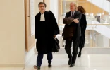 L'ancien directeur général d'UBS France Patrick Fayet (D) et son avocat arrivent au Palais de justice de Paris le 08 octobre 2018