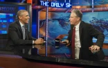 Le président Barck Obama dans l'émission de Jon Stewart (D) "The Daily Show" sur Comedy Central le 21 juillet 2015