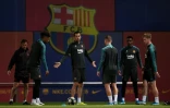 Le milieu de terrain espagnol du FC Barcelone Sergio Busquets parlent avec des coéquipiers lors d'un entraînement le 4 novembre 2019