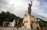 Le président burkinabè Roch Marc Christian Kabore (g) devant la statue de Thomas Sankara pour le 34e anniversaire de sa mort, à Ouagadougou, le 15 octobre 2021