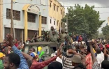 La foule acclame des militaires maliens qui viennent de renverser le président Ibrahim Boubacar Keïta, le 18 août 2020 à Bamako.