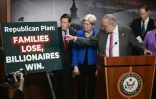 Le chef de la minorité démocrate au Sénat américain, Chuck Schumer, lors d'une conférence de presse au Congrès, le 4 avril 2025 à Washington