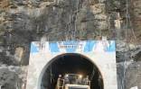 Un bulldozer à l'entrée d'un tunnel bloqué par des débris après la rupture d'un glacier à Tapovan, dans la région de Chamoli, le 8 février 2021