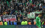 Des banderoles réclamant la démission des dirigeants et de l'entraîneur de l'AS Saint-Etienne, sont brandies par des supporters, lors du match de la 17e journée de Ligue 1 contre Rennes, le 5 décembre 2021 au Stade Geoffroy-Guichard