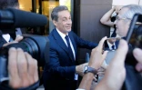 Nicolas Sarkozy serre des mains en arrivant à son nouveau QG de campagne à Paris le 23 août 2016
