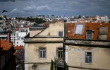 Des immeubles à l'abandon à Lisbonne, le 9 mai 2025 au Portugal