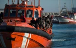 Des migrants secourus au large des côtes espagnoles par les gardes-côtes arrivent dans le port de Malaga le 10 décembre 2018