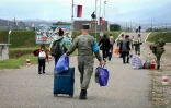 Photro diffusée par le ministère russe de la Défense le 21 septembre 2023 montrant des civils arméniens accompagnés par des membres du contingent russe de maintien de la paix près de Stepanakert