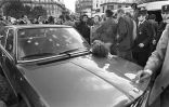 Des policiers autour de la voiture de Jacques Mesrine, le 2 novembre 1979 porte de Clignancourt Ă Paris